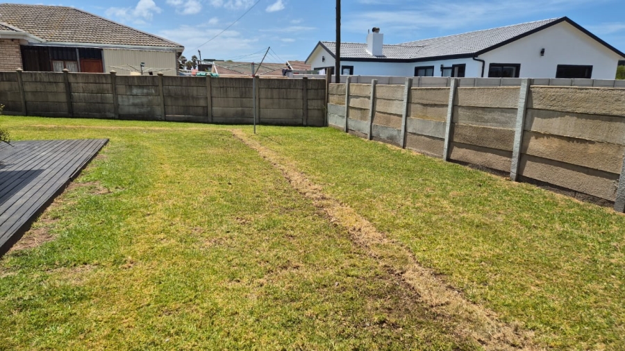 To Let 3 Bedroom Property for Rent in Aston Bay Eastern Cape